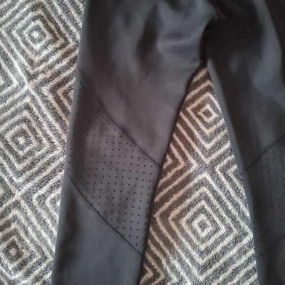 KENDALL + KYLIE Black Athletic Leggings Sz M 26.5 Inseam Hidden Pocket - Picture 2 of 7